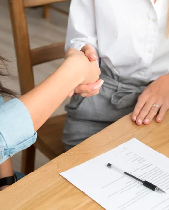 2 personas dándose la mano